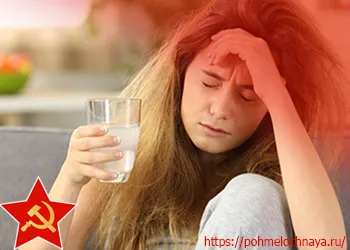 Девушка с бокалом воды